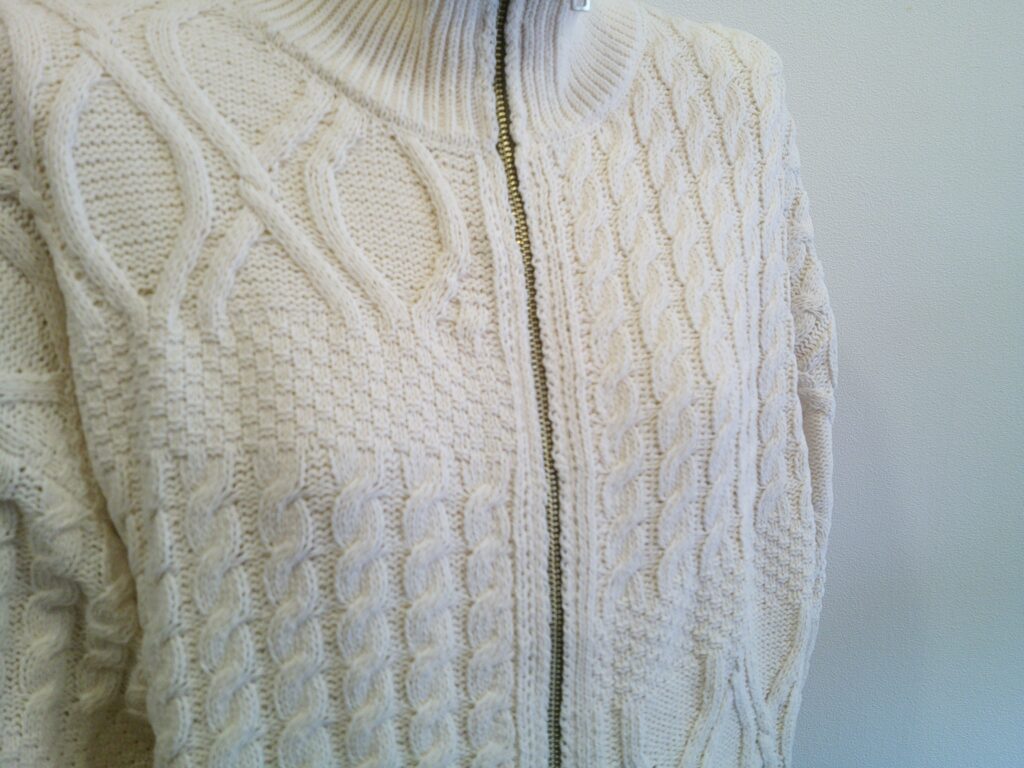 ケーブル編みのZIPアップブルゾン