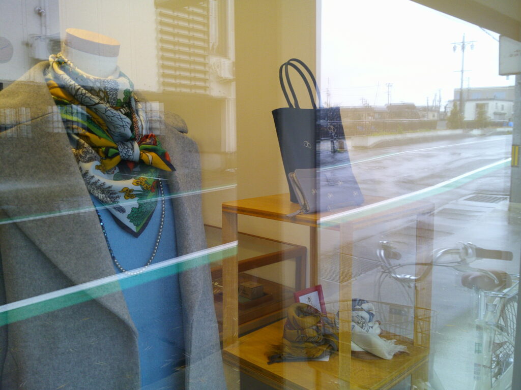 12月のウインドウと薄手のカシミアニット