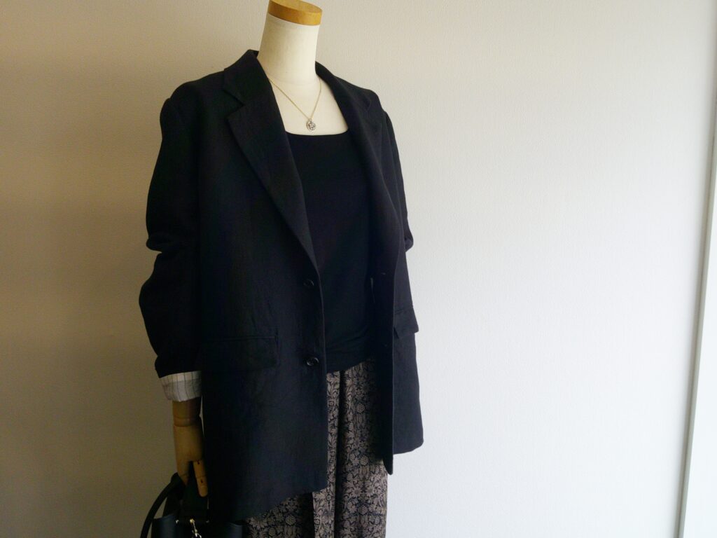 リネンのテーラードジャケットと柄のイージーパンツ